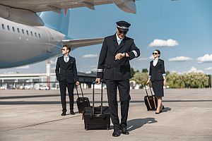 Pilot mit Koffer